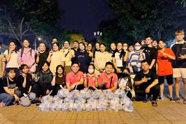 TP.HCM nghĩa tình: Bát cháo đêm ấm lòng của Sài Gòn Thương 'không cho cái mình có'