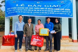 Huyện Đoàn và Hội đồng Đội huyện Ia Grai bàn giao nhà “Khăn quàng đỏ” cho em Rơ Châm Linh. Ảnh: M.N