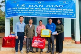 Huyện Đoàn và Hội đồng Đội huyện Ia Grai bàn giao nhà “Khăn quàng đỏ” cho em Rơ Châm Linh. Ảnh: M.N