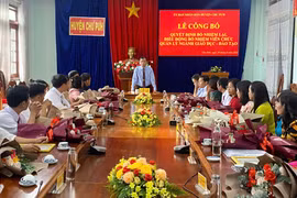 Lễ công bố, trao quyết định của Chủ tịch UBND huyện Chư Pưh về công tác cán bộ của ngành Giáo dục và Đào tạo huyện. Ảnh: T.N