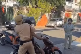 Clip ghi lại cảnh kinh hãi, người đàn ông chạy xe máy cầm rựa 'múa' loạn xạ trên đường