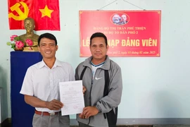 Anh Hiao Rmăng (tổ 2, thị trấn Phú Thiện) vinh dự được kết nạp vào Đảng ngày 3-2. Ảnh: V.C