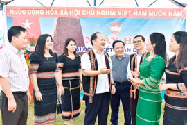 Phó Bí thư Tỉnh ủy, Chủ tịch UBND tỉnh Rah Lan Chung (thứ 4 từ trái sang) dự Ngày hội Đại đoàn kết toàn dân tộc tại làng Sao Đúp, xã Hà Bầu, huyện Đak Đoa. Ảnh: Đ.T