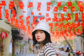 Giới trẻ nô nức check-in các địa điểm rực rỡ cờ hoa dịp 30/4