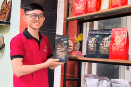 Để tạo niềm tin cho người tiêu dùng, anh Trần Quốc Tiến (thôn 1, xã Trà Đa, TP. Pleiku) đã sử dụng QR Code mã hóa thông tin sản phẩm. Ảnh: M.K