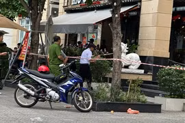 Bé trai 5 tuổi rơi lầu chung cư ở TP HCM