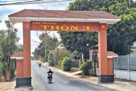 Đường Nguyễn Xí được đầu tư khang trang theo hình thức Nhà nước và Nhân dân cùng làm. Ảnh: Q.T