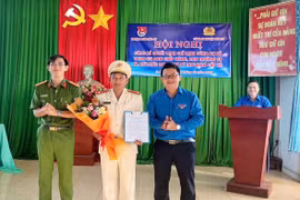 Thượng úy Lê Văn Hùng (ở giữa) nhận quyết định giữ chức danh Phó Bí thư Đoàn xã Ia Pnôn (huyện Đức Cơ). Ảnh: P.L