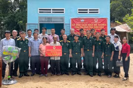 Đại diện Ban Thường trực Ủy ban MTTQ Việt Nam thị xã An Khê và các đơn vị liên quan bàn giao nhà Đại đoàn kết cho gia đình ông Đinh Nghi (làng Pơ Nang, xã Tú An). Ảnh: Ngọc Anh