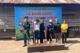 Lãnh đạo Bộ Chỉ huy Bộ đội Biên phòng tỉnh phối hợp cùng chính quyền địa phương khởi công xây dựng nhà thuộc chương trình xóa nhà tạm, nhà dột nát trên khu vực biên giới. Ảnh: T.D
