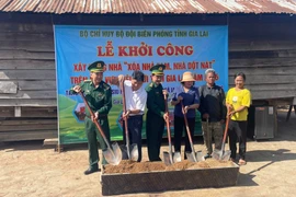 Lãnh đạo Bộ Chỉ huy Bộ đội Biên phòng tỉnh phối hợp cùng chính quyền địa phương khởi công xây dựng nhà thuộc chương trình xóa nhà tạm, nhà dột nát trên khu vực biên giới. Ảnh: T.D