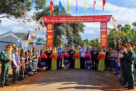 Lãnh đạo Công ty TNHH một thành viên 74 cùng cấp ủy, chính quyền địa phương cắt băng khánh thành công trình “Sao sáng buôn làng” tặng người dân xã Ia Dơk, huyện Đức Cơ. Ảnh: V.H