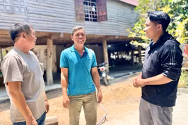 Ông Nay Chin (ở giữa) tuyên truyền cho người dân về tinh thần đoàn kết, yêu thương nhau, sống “tốt đời, đẹp đạo”. Ảnh: M.P