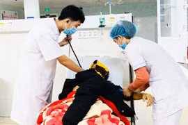 Việc bạo hành không chỉ gây tổn hại về sức khỏe, tính mạng nhân viên y tế mà còn ảnh hưởng nghiêm trọng đến môi trường làm việc an toàn, chất lượng khám-chữa bệnh cho người dân. Ảnh: N.N