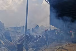 Bảo Lộc: Đang cháy lớn tại xưởng điêu khắc gỗ