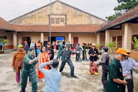 Các cựu tù nhân thiếu nhi thăm lại nơi ngày xưa họ từng bị kẻ thù giam cầm