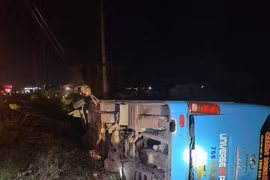 Xe khách chở 25 người bị lật trong đêm