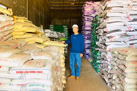 Ngoài trồng trọt, ông Tào Văn Lang còn mở đại lý kinh doanh phân bón để tăng thu nhập. Ảnh: N.H