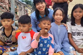 Cô gái 9X nhặt ve chai bán để tạo quỹ giúp trẻ em miền núi