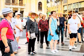 Dịp nghỉ lễ 30-4 và 1-5: Khách đông, ngành du lịch căng sức phục vụ