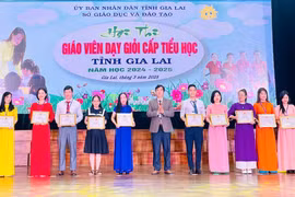 Ban tổ chức trao giải nhất cho các giáo viên tại hội thi. Ảnh: M.K
