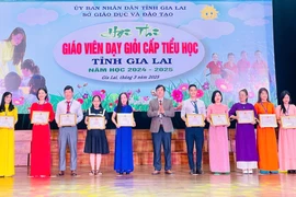 Ban tổ chức trao giải nhất cho các giáo viên tại hội thi. Ảnh: M.K