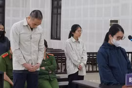 Làm giả giấy tờ, đưa bác sĩ Trung Quốc 'tay mơ' vào Việt Nam chữa bệnh