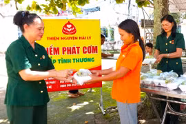 Dù đang mắc bệnh hiểm nghèo nhưng bà Đinh Thị Lý (bìa trái) vẫn tích cực tham gia công tác thiện nguyện. Ảnh: N.M