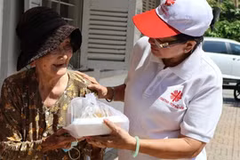 Bữa cơm nhà thờ đậm vị tử tế ở TP.HCM, khiến người nhận khóc vì được thương