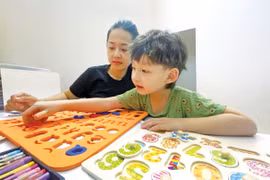 Cha mẹ hãy thực sự là người thầy đầu tiên của con, dạy cho trẻ những thói quen tốt. Ảnh: MINH HUỆ