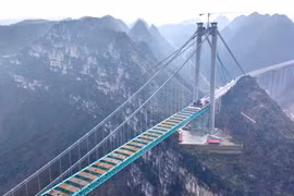 Trung Quốc dự kiến khánh thành cây cầu cao nhất thế giới vào ngày 30-6