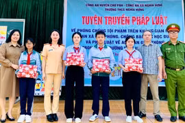 Lực lượng Công an huyện Chư Păh tổ chức tuyên truyền pháp luật về phòng-chống tội phạm trên không gian mạng, phòng-chống bạo lực học đường kết hợp tặng quà cho học sinh nghèo vượt khó tại Trường THCS Nghĩa Hưng. Ảnh: M.P