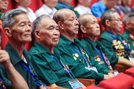 Trình Chủ tịch nước tặng quà cho người có công dịp 30-4 và 2-9