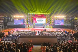 Hàng chục ngàn người đến Quảng trường Lâm Viên dự lễ kỷ niệm 50 năm Ngày giải phóng tỉnh Lâm Đồng