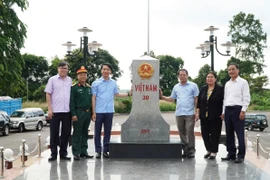 Phó Bí thư Tỉnh ủy Nguyễn Ngọc Lương (thứ 3 từ trái sang) cùng đoàn công tác tham quan cột mốc số 30 Cửa khẩu Quốc tế Lệ Thanh. Ảnh: Đức Thụy