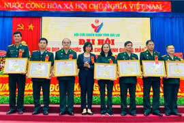 Ông Chu Xuân Toàn (thứ 3 từ trái sang) nhận bằng khen của Chủ tịch UBND tỉnh tại Đại hội thi đua yêu nước CCB gương mẫu toàn tỉnh. Ảnh: P.D