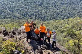 Mỏm đá đen là một điểm ngắm cảnh tuyệt đẹp níu chân du khách trên hành trình chinh phục đỉnh Kon Ka Kinh. Ảnh: H.N