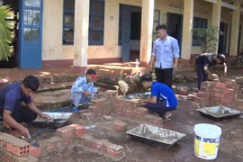 Các học viên tham gia lớp đào tạo nghề xây dựng tại Trung tâm Giáo dục nghề nghiệp-Giáo dục thường xuyên huyện Đức Cơ. Ảnh: V.H