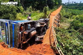 Xe tải làm sập cầu treo ở Lâm Đồng
