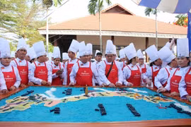 Xác lập kỷ lục 'Bản đồ Việt Nam làm từ xôi nước cốt dừa lớn nhất Việt Nam'