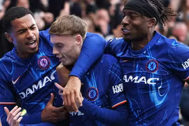 Tân vương Liverpool thảm bại, Chelsea tăng tốc đua Top 5 Ngoại hạng