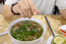 Lợi ích không ngờ khi vắt chanh vào phở bò