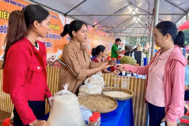 Sản phẩm vùng đồng bào dân tộc thiểu số được giới thiệu, quảng bá tại các phiên chợ, hội chợ. Ảnh: V.T