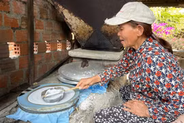 40 năm qua, bà Huỳnh Thị Tỉnh (tổ 2, phường Sông Bờ, thị xã Ayun Pa) vẫn sử dụng lò tráng mì Quảng thủ công giúp sợi mì dai, thơm ngon. Ảnh: V.C