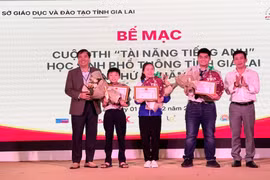 Em Nguyễn Hoàng Khanh (thứ 2 từ phải sang, lớp 12A6, Trường THPT Lê Lợi) đạt giải nhất bậc THPT tại cuộc thi “Tài năng tiếng Anh” năm 2024. Ảnh: M.K