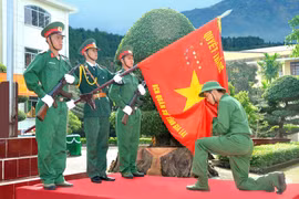 Chiến sĩ mới tuyên thệ trước cờ Quyết thắng. Ảnh: H.B