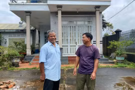 Nhờ thay đổi nếp nghĩ, cách làm, gia đình ông Ksor Phil (bìa trái, xã Nghĩa Hưng, huyện Chư Păh) đã ổn định cuộc sống, xây dựng nhà cửa khang trang. Ảnh: S.C