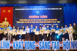 Ủy ban Hội Liên hiệp thanh niên Việt Nam tỉnh tặng bằng khen cho các tập thể, cá nhân có thành tích xuất sắc trong công tác Hội và phong trào thanh niên nhiệm kỳ 2019-2024. Ảnh: M.N