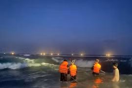 Trong 1 ngày, có tới 13 người bị sóng biển cuốn trôi ở Quảng Ngãi