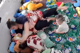 Clip: Bảo mẫu ở Tiền Giang hành hạ trẻ em dã man gây phẫn nộ